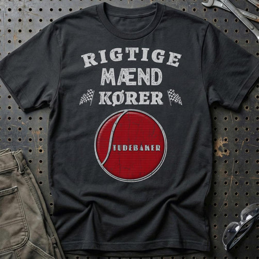 Studebaker Rigtige Mænd Kører - Unisex T-Shirt , Bomuld-Beklædning-Studebaker-Sort-S-Garage Culture Shop- garage - man cave - merchandise