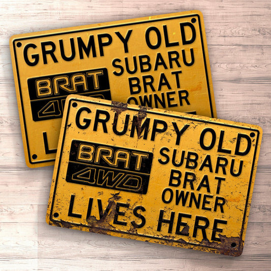 Subaru Brat Grumpy Old Subaru Brat Owner Lives Here Skilte, Musemåtte, Dørmåtte , Plakat-Skilte-Subaru-Garage Culture Shop- garage - man cave - merchandise