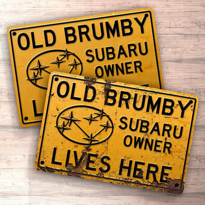 Subaru Brumby Grumpy Old Subaru Brumby Owner Lives Here Skilte, Musemåtte, Dørmåtte , Plakat-Skilte-Subaru-Garage Culture Shop- garage - man cave - merchandise