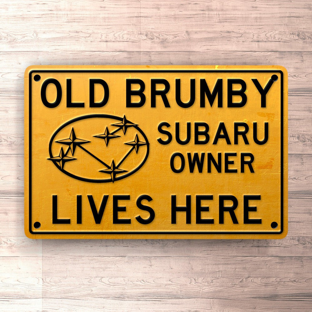 Subaru Brumby Grumpy Old Subaru Brumby Owner Lives Here Skilte, Musemåtte, Dørmåtte-Skilte-Subaru-Garage Culture Shop- garage - man cave - merchandise