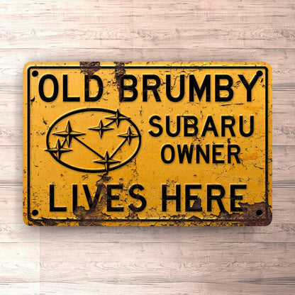 Subaru Brumby Grumpy Old Subaru Brumby Owner Lives Here Skilte, Musemåtte, Dørmåtte-Skilte-Subaru-Garage Culture Shop- garage - man cave - merchandise