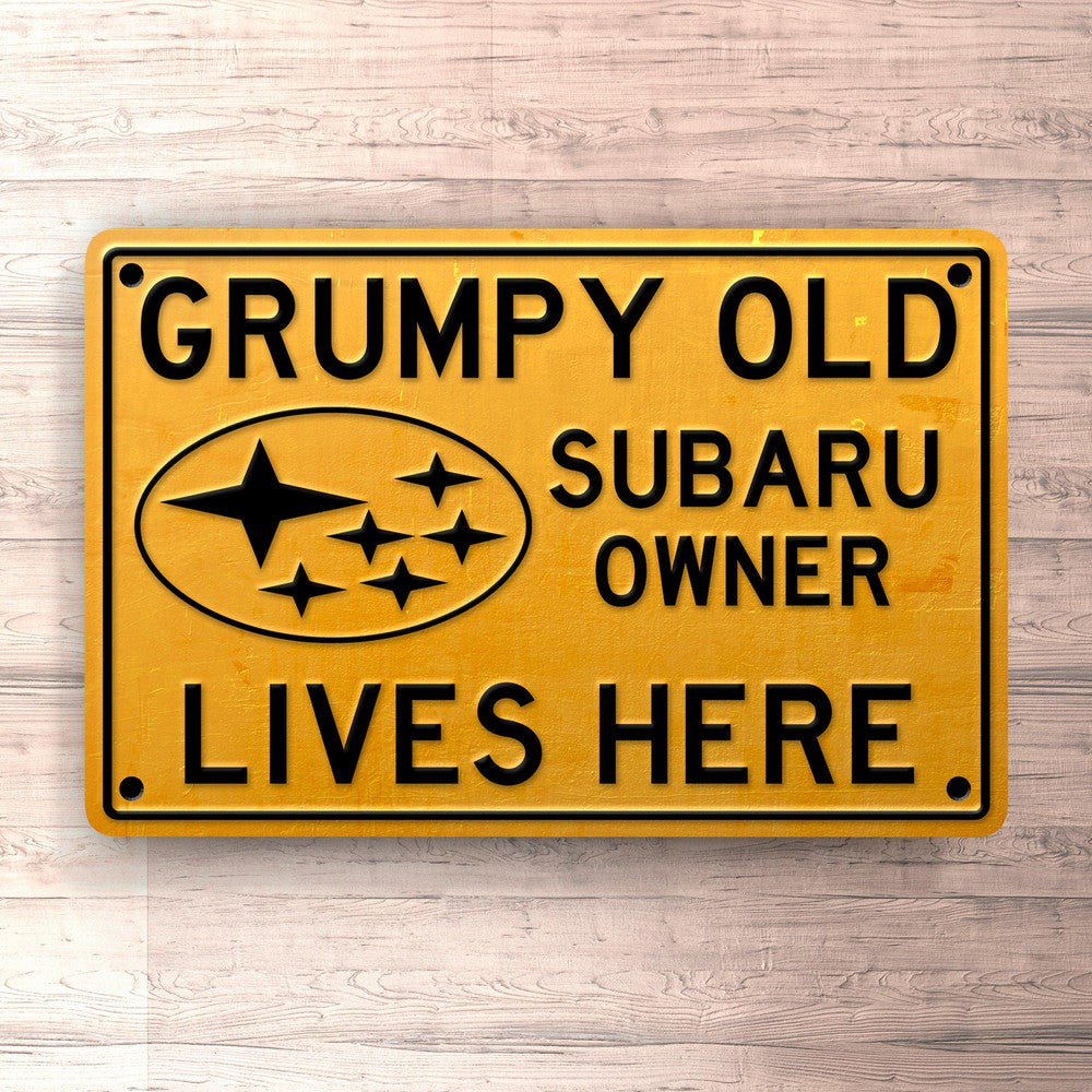 Subaru Grumpy Old Subaru Owner Lives Here Skilte, Musemåtte, Dørmåtte-Skilte-Subaru-Garage Culture Shop- garage - man cave - merchandise
