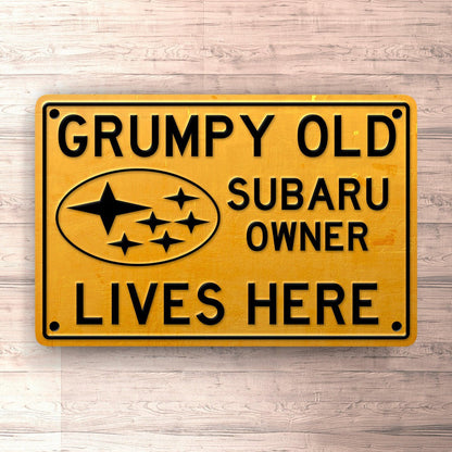 Subaru Grumpy Old Subaru Owner Lives Here Skilte, Musemåtte, Dørmåtte-Skilte-Subaru-Garage Culture Shop- garage - man cave - merchandise