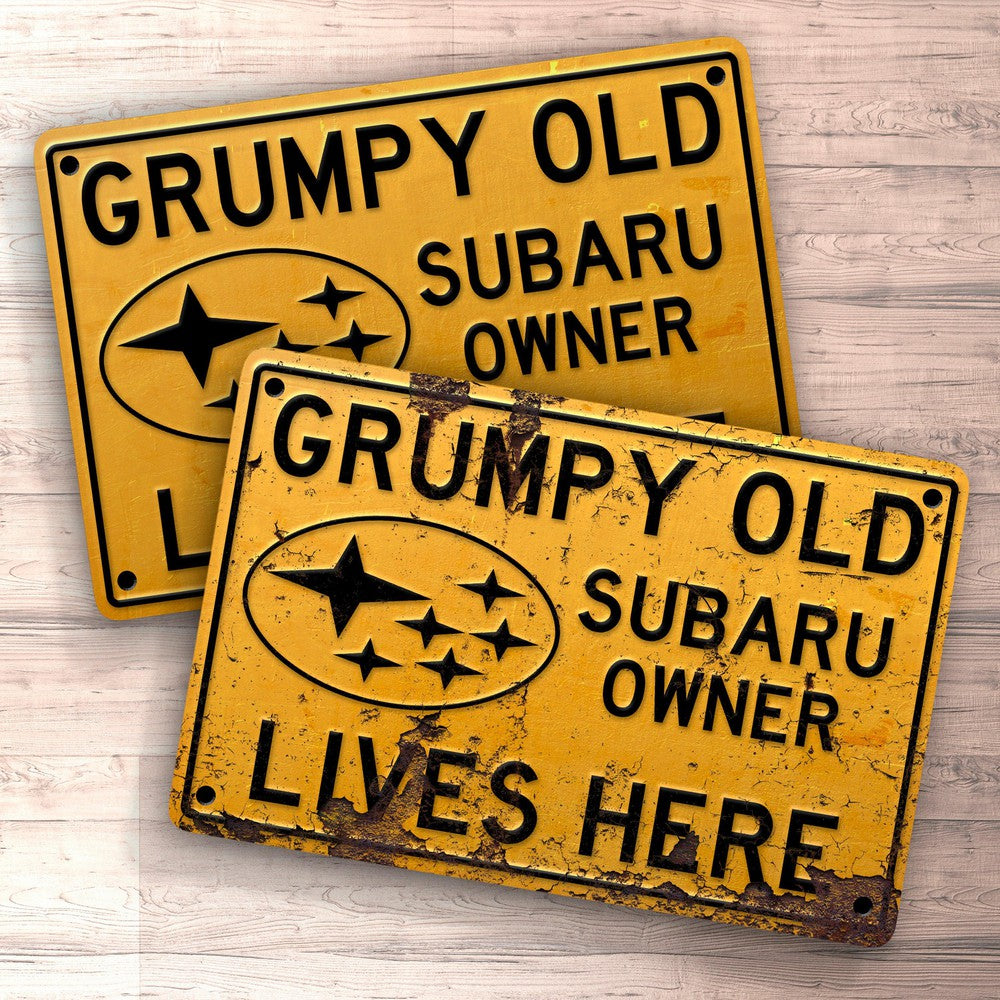 Subaru Grumpy Old Subaru Owner Lives Here Skilte, Musemåtte, Dørmåtte-Skilte-Subaru-Garage Culture Shop- garage - man cave - merchandise
