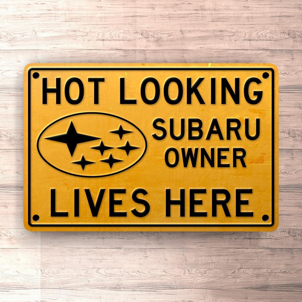 Subaru Hot Looking Subaru Owner Lives Here Skilte, Musemåtte, Dørmåtte-Skilte-Subaru-Garage Culture Shop- garage - man cave - merchandise