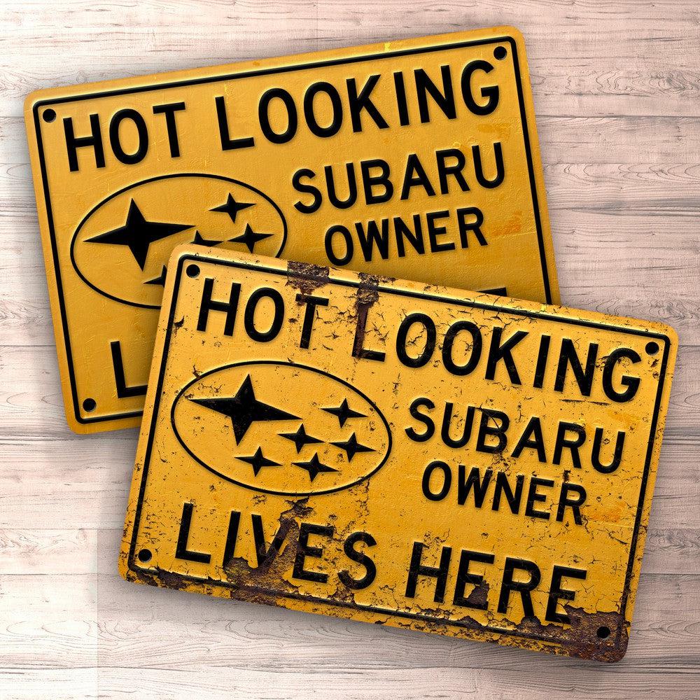 Subaru Hot Looking Subaru Owner Lives Here Skilte, Musemåtte, Dørmåtte-Skilte-Subaru-Garage Culture Shop- garage - man cave - merchandise