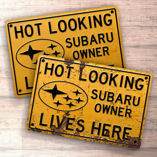 Subaru Hot Looking Subaru Owner Lives Here Skilte, Musemåtte, Dørmåtte-Skilte-Subaru-Garage Culture Shop- garage - man cave - merchandise