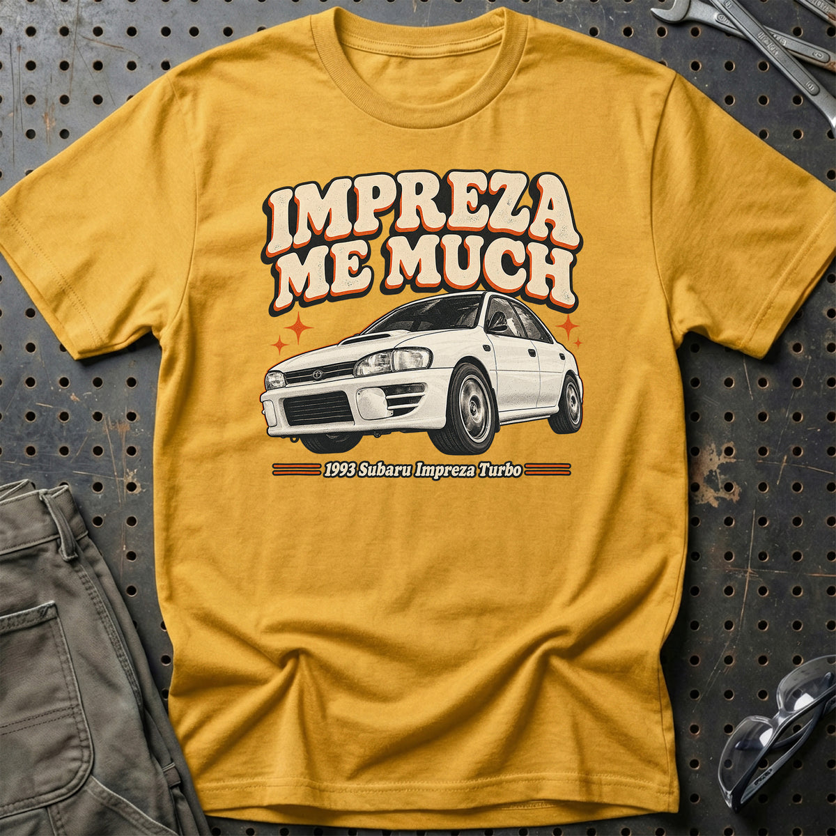 
Subaru Impreza Turbo 1993 – Impreza Me Much T-Shirt – Guld