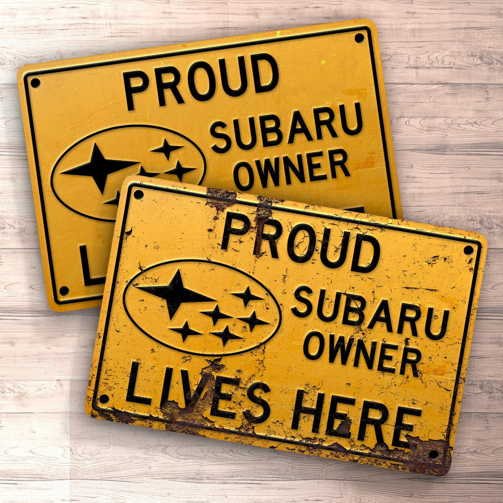 Subaru Proud Subaru Owner Lives Here Skilte, Musemåtte, Dørmåtte-Skilte-Subaru-Garage Culture Shop- garage - man cave - merchandise