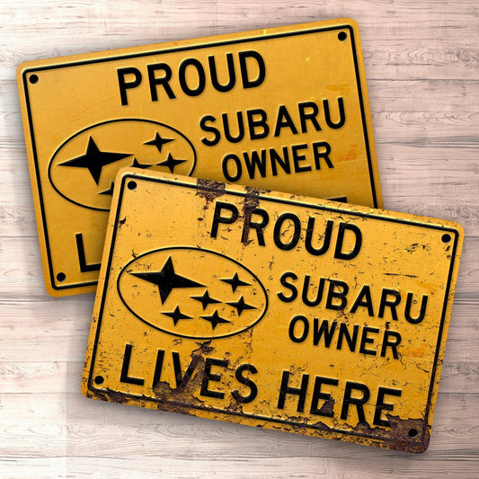 Subaru Proud Subaru Owner Lives Here Skilte, Musemåtte, Dørmåtte-Skilte-Subaru-Garage Culture Shop- garage - man cave - merchandise