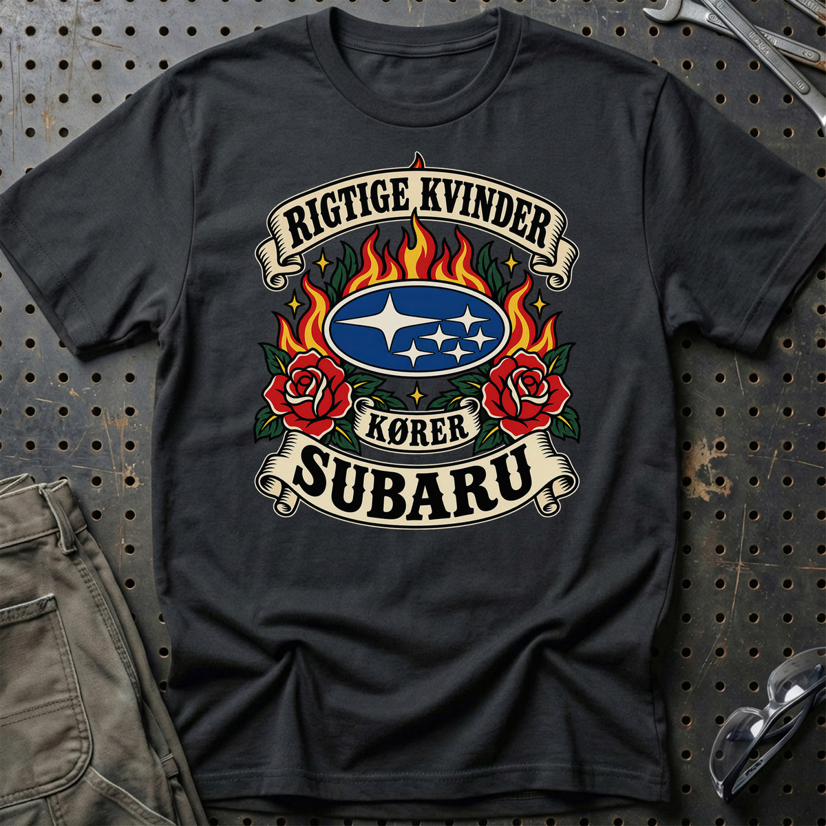 Subaru Rigtige Kvinder Kører – Roser og Flammer T-Shirt – Sort