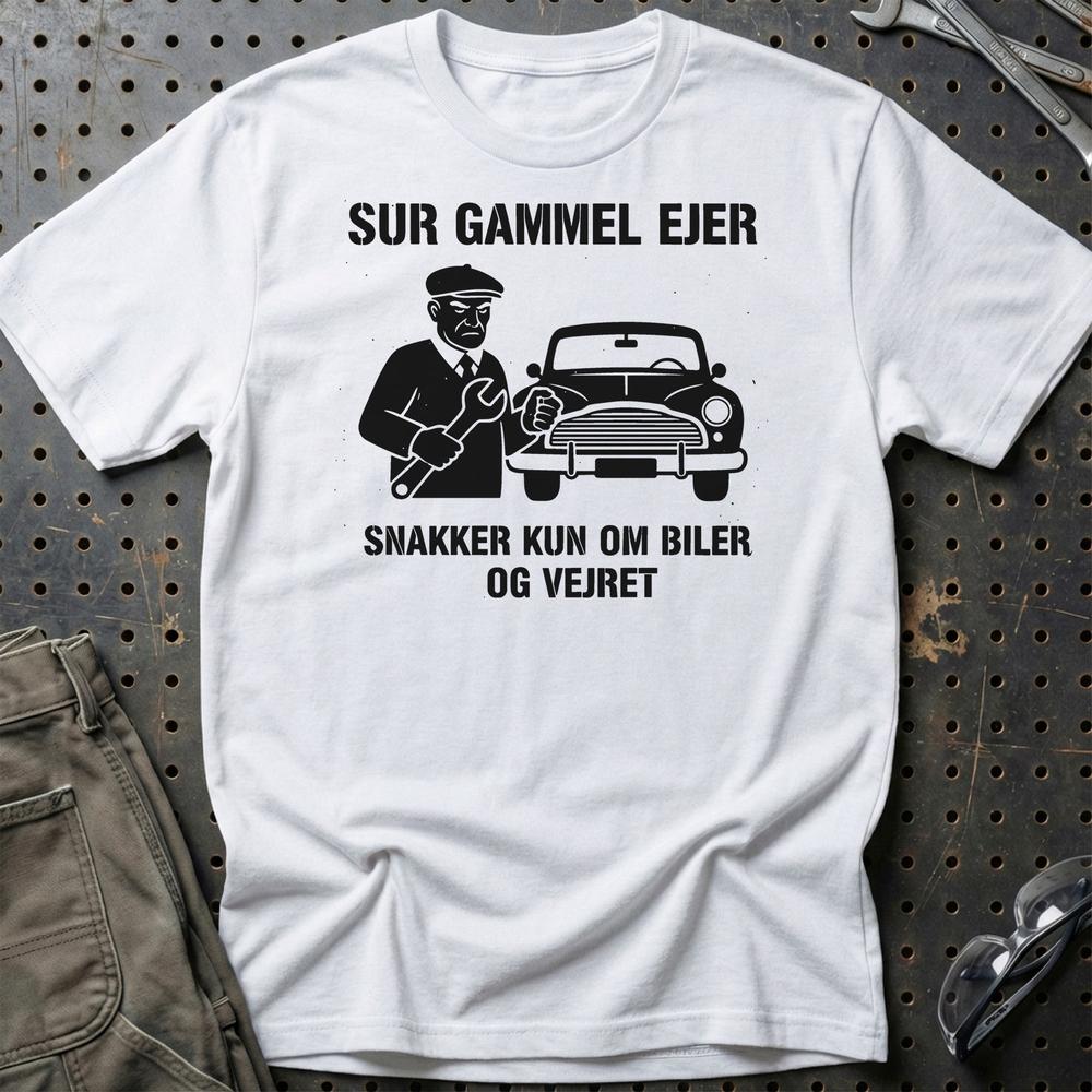Sur Gammel Ejer – Snakker Kun Om Biler Og Vejret - Unisex T-Shirt , Bomuld-Beklædning-Garage Culture-Hvid-S-Garage Culture Shop- garage - man cave - merchandise