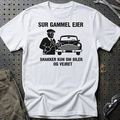 Sur Gammel Ejer – Snakker Kun Om Biler Og Vejret - Unisex T-Shirt , Bomuld-Beklædning-Garage Culture-Hvid-S-Garage Culture Shop- garage - man cave - merchandise