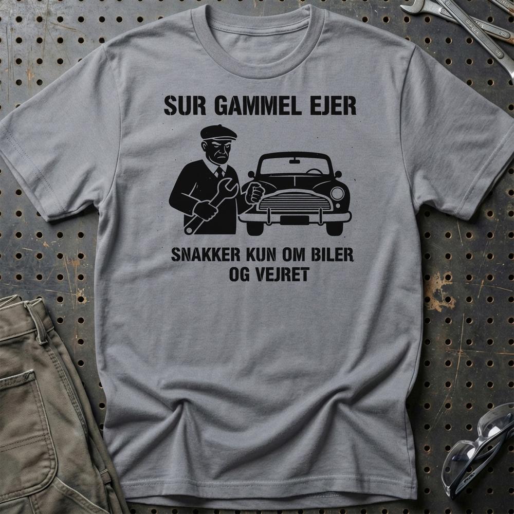 Sur Gammel Ejer – Snakker Kun Om Biler Og Vejret - Unisex T-Shirt , Bomuld-Beklædning-Garage Culture-Grå Sport-S-Garage Culture Shop- garage - man cave - merchandise