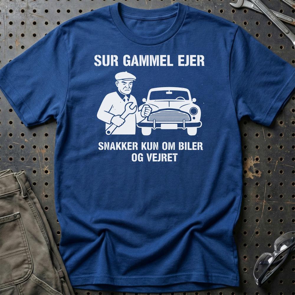Sur Gammel Ejer – Snakker Kun Om Biler Og Vejret - Unisex T-Shirt , Bomuld-Beklædning-Garage Culture-Blå Royal-S-Garage Culture Shop- garage - man cave - merchandise