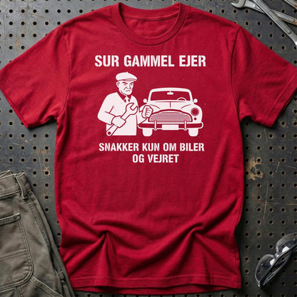 Sur Gammel Ejer – Snakker Kun Om Biler Og Vejret - Unisex T-Shirt , Bomuld-Beklædning-Garage Culture-Rød-S-Garage Culture Shop- garage - man cave - merchandise