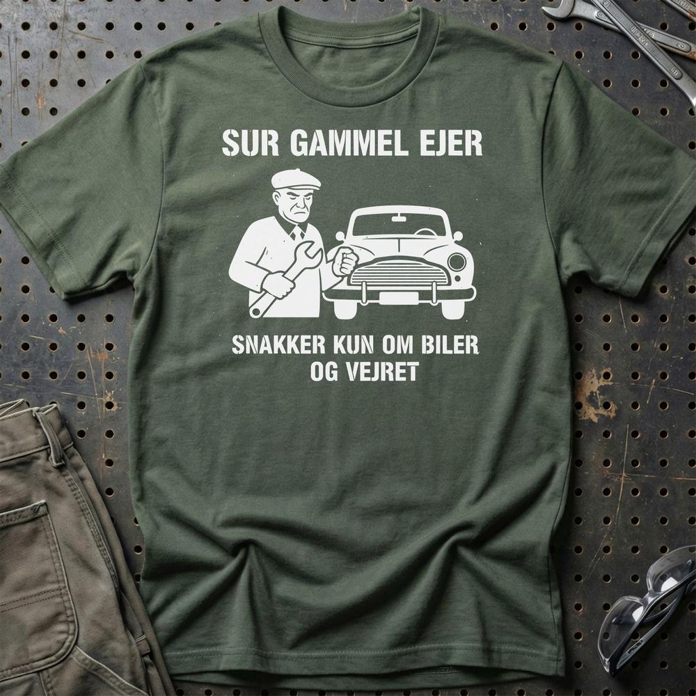 Sur Gammel Ejer – Snakker Kun Om Biler Og Vejret - Unisex T-Shirt , Bomuld-Beklædning-Garage Culture-Grøn Militær-S-Garage Culture Shop- garage - man cave - merchandise