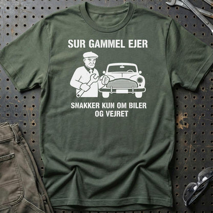 Sur Gammel Ejer – Snakker Kun Om Biler Og Vejret - Unisex T-Shirt , Bomuld-Beklædning-Garage Culture-Grøn Militær-S-Garage Culture Shop- garage - man cave - merchandise