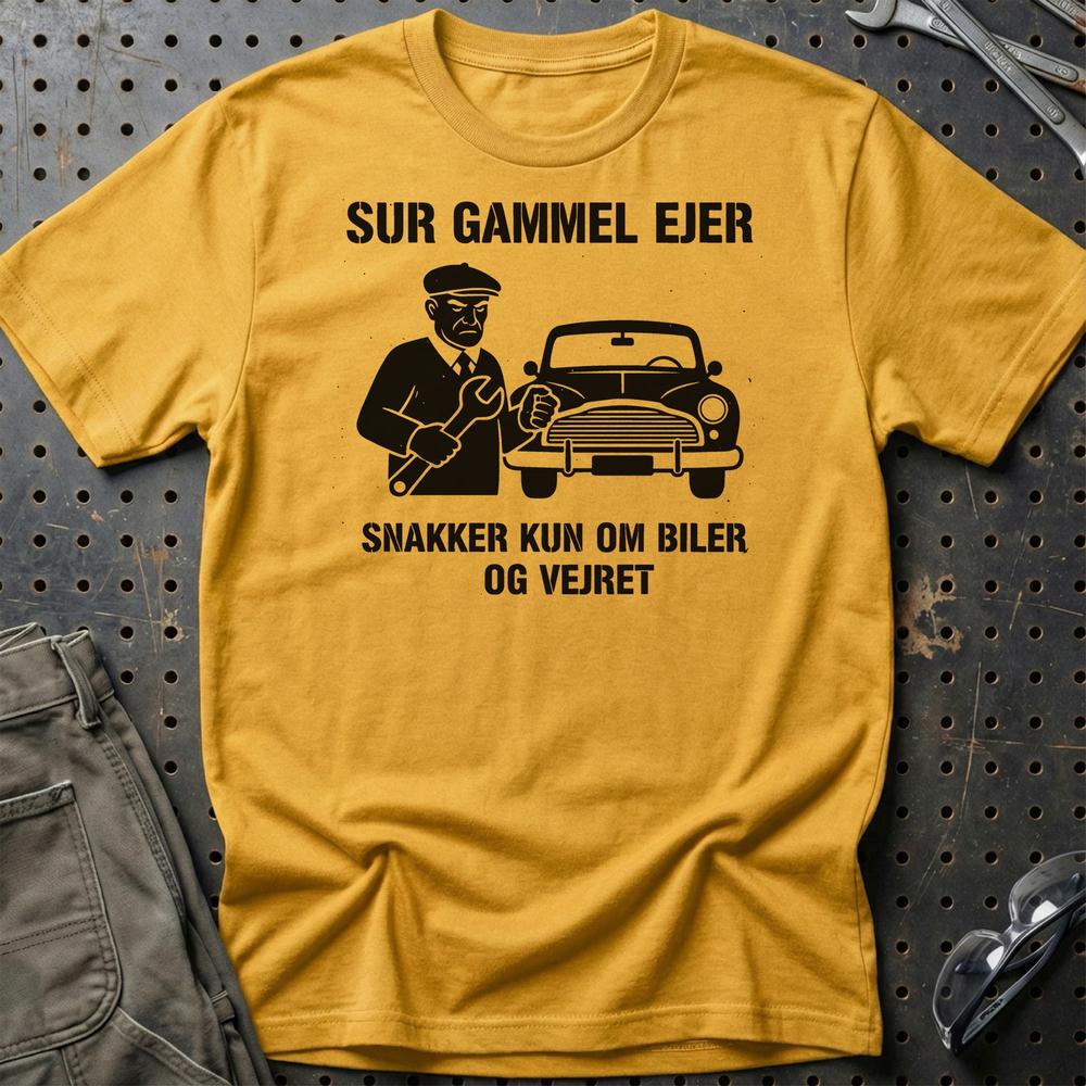 Sur Gammel Ejer – Snakker Kun Om Biler Og Vejret - Unisex T-Shirt , Bomuld-Beklædning-Garage Culture-Guld-S-Garage Culture Shop- garage - man cave - merchandise