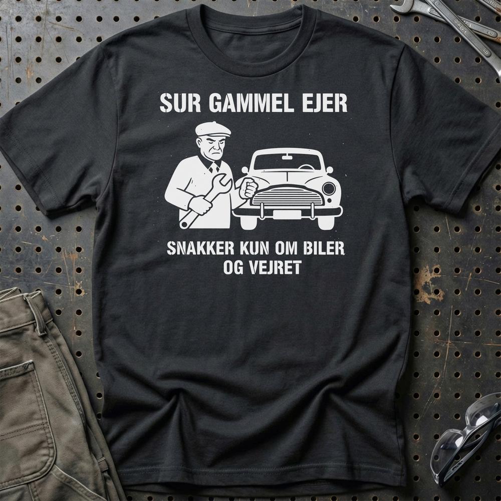 Sur Gammel Ejer – Snakker Kun Om Biler Og Vejret - Unisex T-Shirt , Bomuld-Beklædning-Garage Culture-Sort-S-Garage Culture Shop- garage - man cave - merchandise