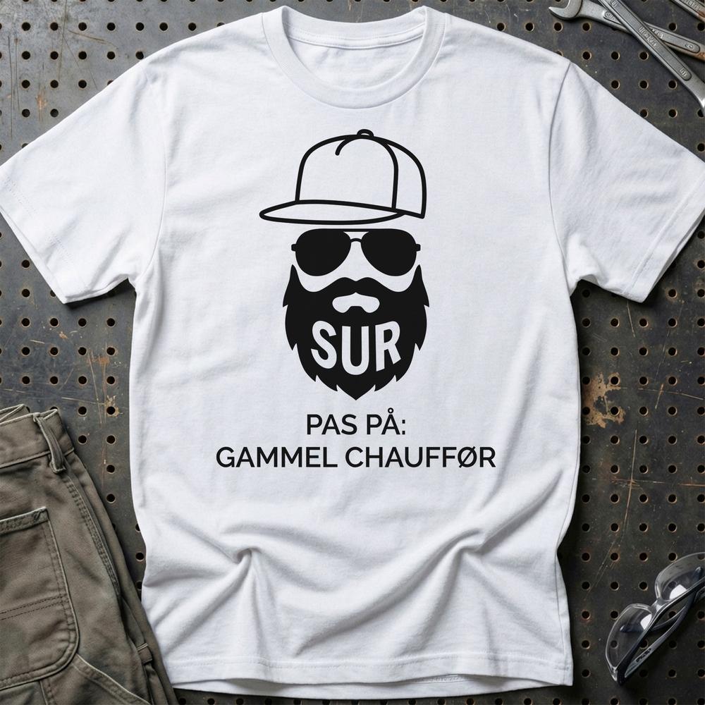Sur – Pas På: Gammel Chauffør - Unisex T-Shirt , Bomuld-Beklædning-Garage Culture-Hvid-S-Garage Culture Shop- garage - man cave - merchandise