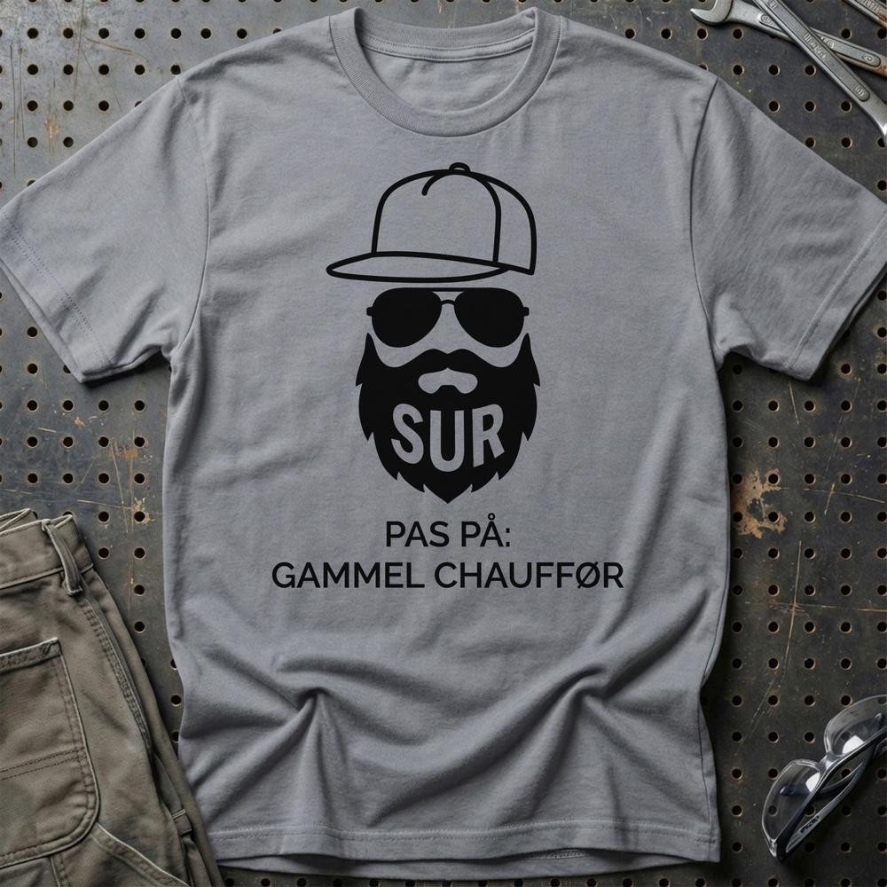 Sur – Pas På: Gammel Chauffør - Unisex T-Shirt , Bomuld-Beklædning-Garage Culture-Grå Sport-S-Garage Culture Shop- garage - man cave - merchandise