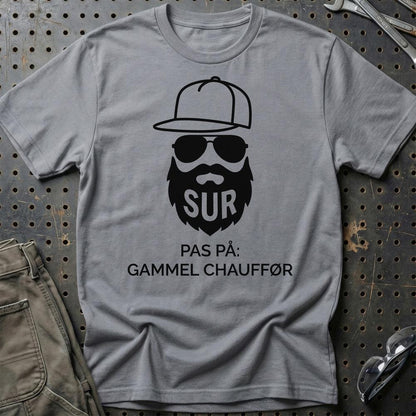 Sur – Pas På: Gammel Chauffør - Unisex T-Shirt , Bomuld-Beklædning-Garage Culture-Grå Sport-S-Garage Culture Shop- garage - man cave - merchandise