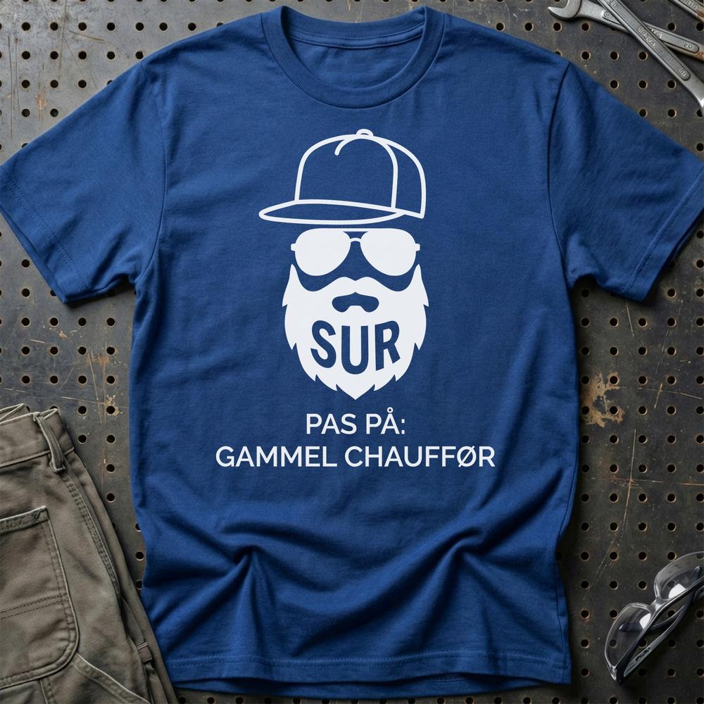 Sur – Pas På: Gammel Chauffør - Unisex T-Shirt , Bomuld-Beklædning-Garage Culture-Blå Royal-S-Garage Culture Shop- garage - man cave - merchandise