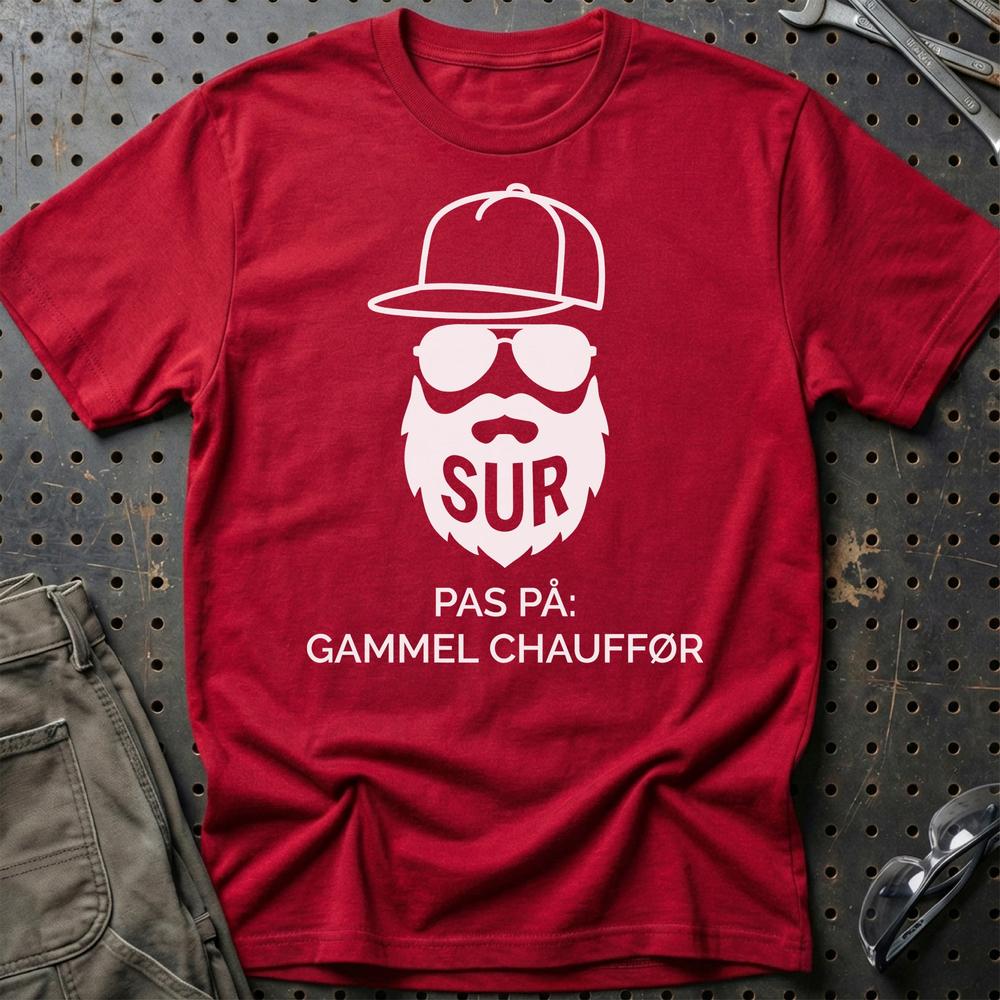 Sur – Pas På: Gammel Chauffør - Unisex T-Shirt , Bomuld-Beklædning-Garage Culture-Rød-S-Garage Culture Shop- garage - man cave - merchandise