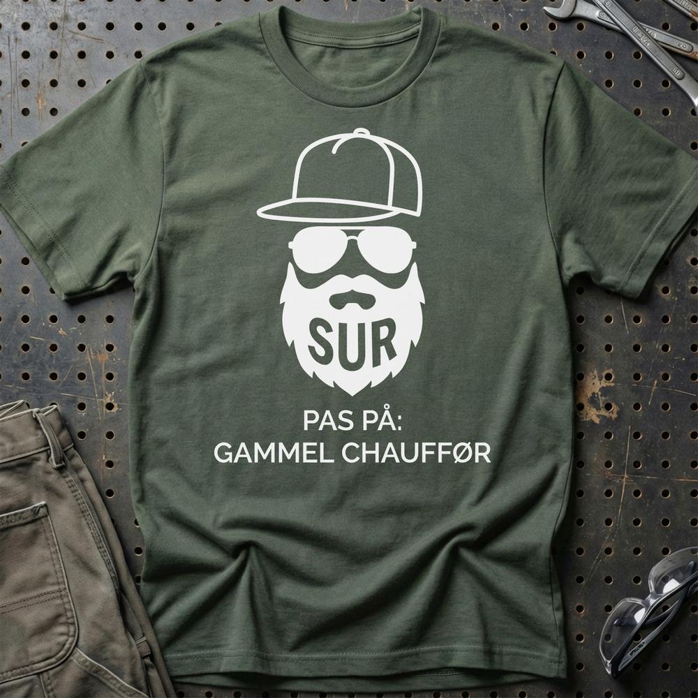 Sur – Pas På: Gammel Chauffør - Unisex T-Shirt , Bomuld-Beklædning-Garage Culture-Grøn Militær-S-Garage Culture Shop- garage - man cave - merchandise