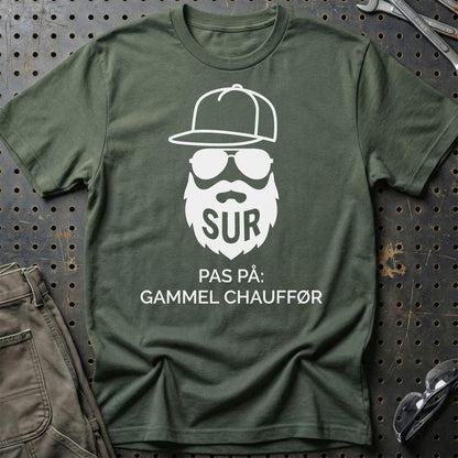 Sur – Pas På: Gammel Chauffør - Unisex T-Shirt , Bomuld-Beklædning-Garage Culture-Grøn Militær-S-Garage Culture Shop- garage - man cave - merchandise