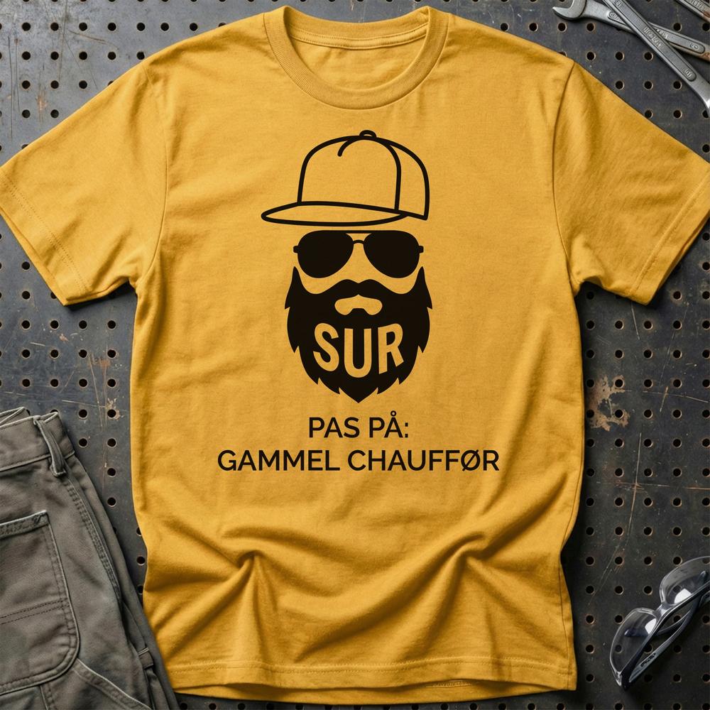 Sur – Pas På: Gammel Chauffør - Unisex T-Shirt , Bomuld-Beklædning-Garage Culture-Guld-S-Garage Culture Shop- garage - man cave - merchandise