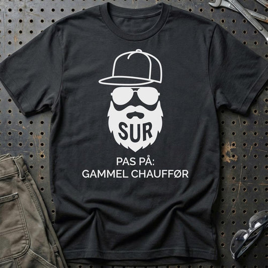 Sur – Pas På: Gammel Chauffør - Unisex T-Shirt , Bomuld-Beklædning-Garage Culture-Sort-S-Garage Culture Shop- garage - man cave - merchandise