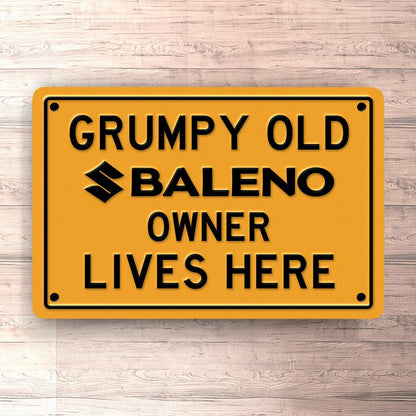 Suzuki Baleno Grumpy Old Suzuki Baleno Owner Lives Here Skilte, Musemåtte, Dørmåtte , Plakat-Skilte-Suzuki-Garage Culture Shop- garage - man cave - merchandise