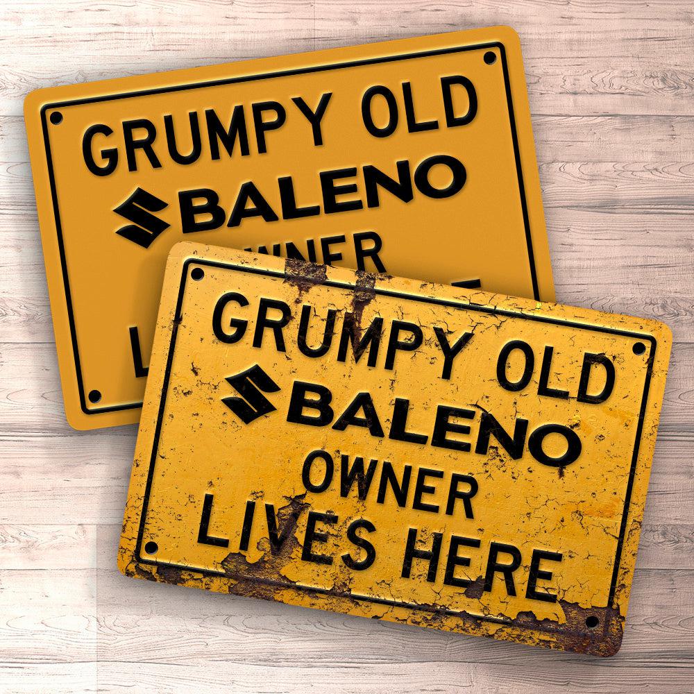 Suzuki Baleno Grumpy Old Suzuki Baleno Owner Lives Here Skilte, Musemåtte, Dørmåtte , Plakat-Skilte-Suzuki-Garage Culture Shop- garage - man cave - merchandise