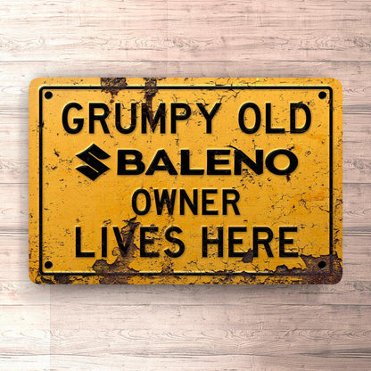 Suzuki Baleno Grumpy Old Suzuki Baleno Owner Lives Here Skilte, Musemåtte, Dørmåtte-Skilte-Suzuki-Garage Culture Shop- garage - man cave - merchandise