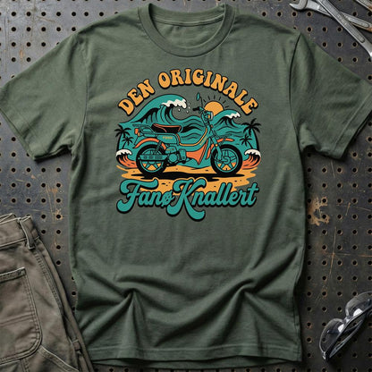 Suzuki FZ50 Den Originale Fanø Knallert - Unisex T-Shirt-Beklædning-Suzuki-Grøn Militær-S-Garage Culture Shop- garage - man cave - merchandise