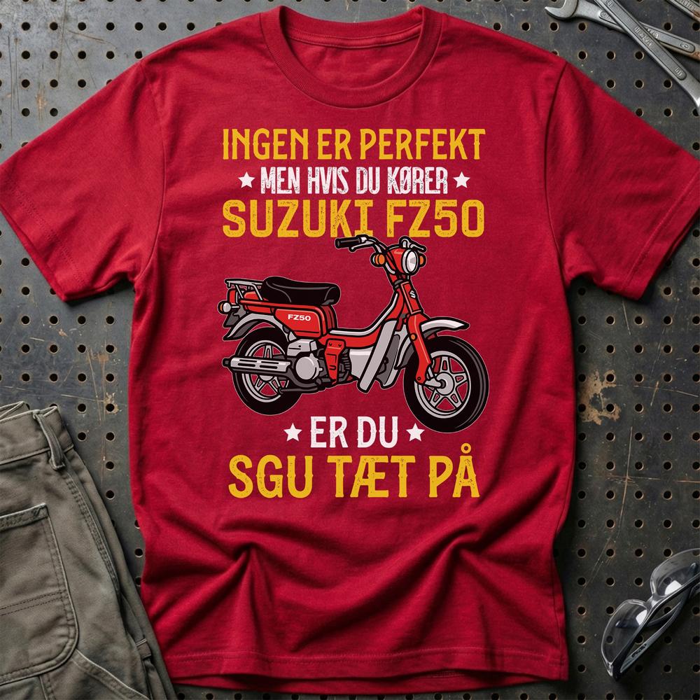 Suzuki FZ50 Ingen Er Perfekt - Unisex T-Shirt-Beklædning-Suzuki-Rød-S-Garage Culture Shop- garage - man cave - merchandise