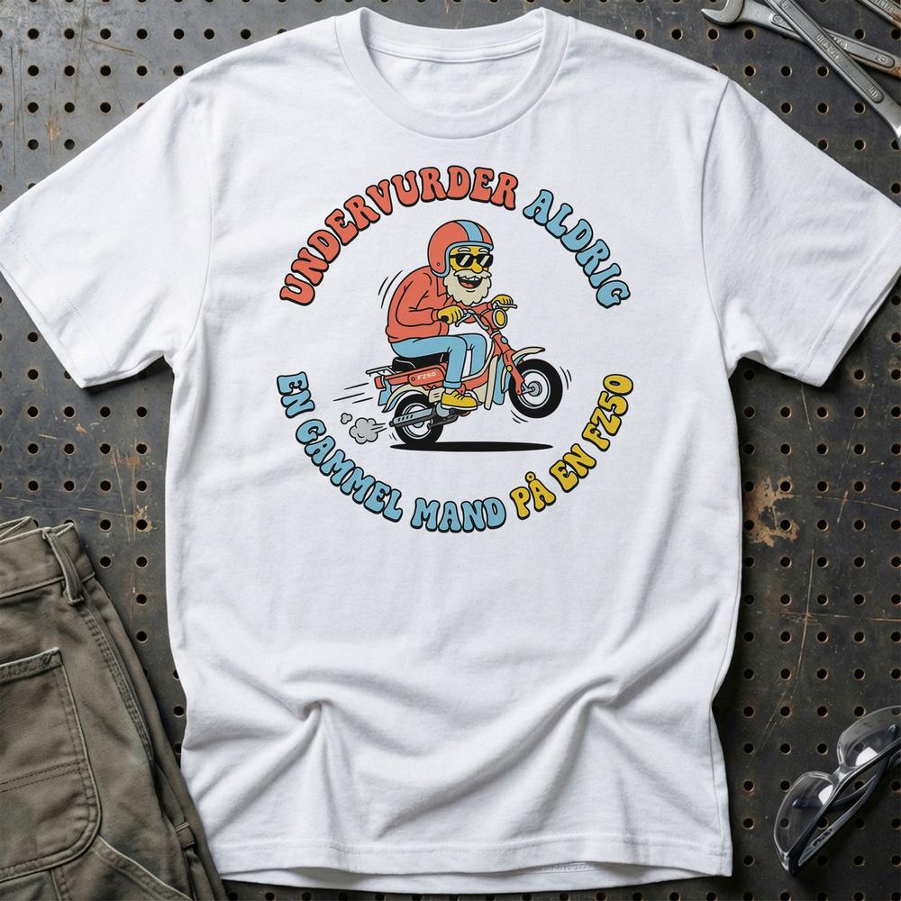 Suzuki FZ50 Undervurder Aldrig En Gammel Mand På En FZ50 - Unisex T-Shirt-Beklædning-Suzuki-Hvid-S-Garage Culture Shop- garage - man cave - merchandise