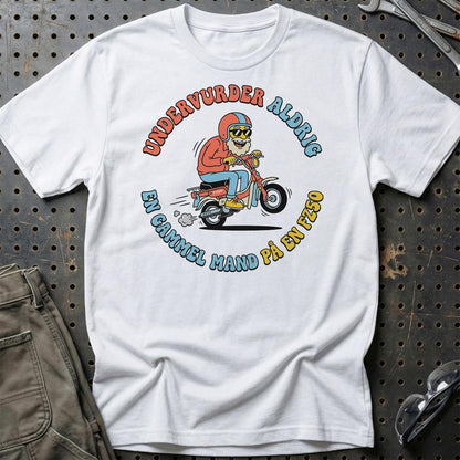 Suzuki FZ50 Undervurder Aldrig En Gammel Mand På En FZ50 - Unisex T-Shirt-Beklædning-Suzuki-Hvid-S-Garage Culture Shop- garage - man cave - merchandise