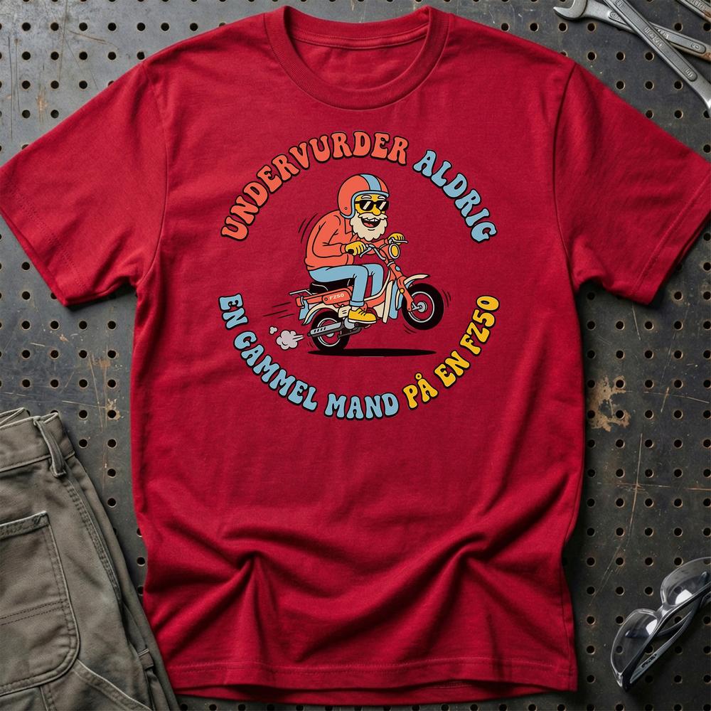 Suzuki FZ50 Undervurder Aldrig En Gammel Mand På En FZ50 - Unisex T-Shirt-Beklædning-Suzuki-Rød-S-Garage Culture Shop- garage - man cave - merchandise