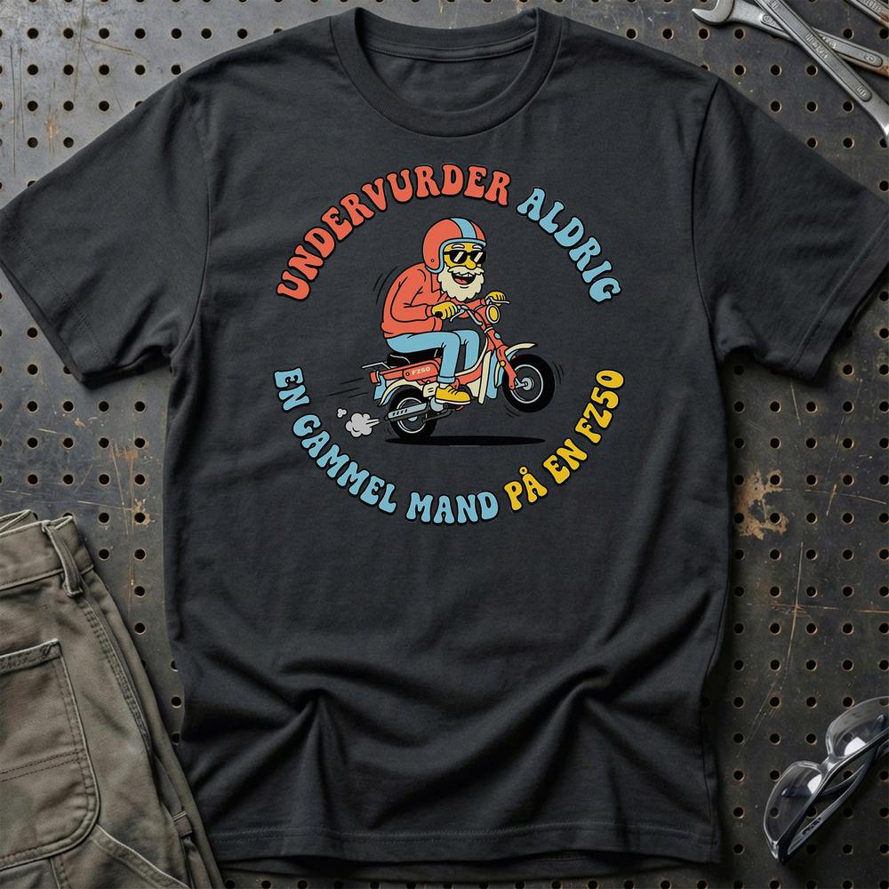 Suzuki FZ50 Undervurder Aldrig En Gammel Mand På En FZ50 - Unisex T-Shirt-Beklædning-Suzuki-Sort-S-Garage Culture Shop- garage - man cave - merchandise