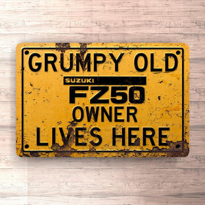 Suzuki Fz50 Grumpy Old Suzuki Fz50 Owner Lives Here Skilte, Musemåtte, Dørmåtte , Plakat-Skilte-Suzuki-Garage Culture Shop- garage - man cave - merchandise
