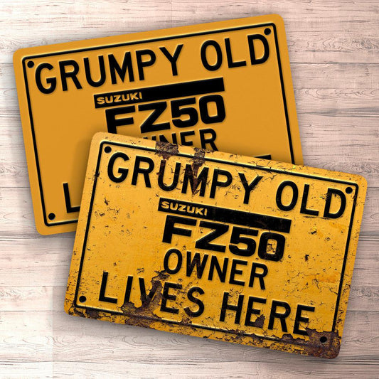 Suzuki Fz50 Grumpy Old Suzuki Fz50 Owner Lives Here Skilte, Musemåtte, Dørmåtte , Plakat-Skilte-Suzuki-Garage Culture Shop- garage - man cave - merchandise