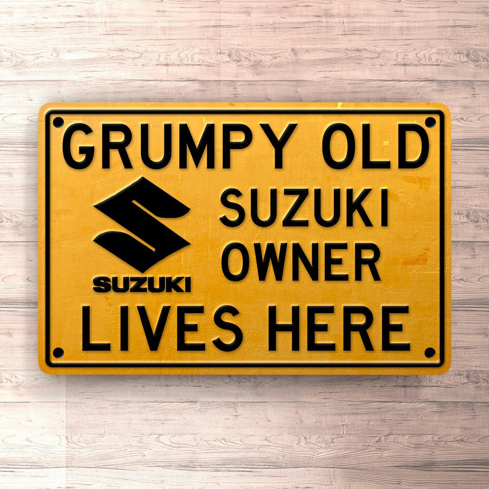 Suzuki Grumpy Old Suzuki Owner Lives Here Skilte, Musemåtte, Dørmåtte-Skilte-Suzuki-Garage Culture Shop- garage - man cave - merchandise