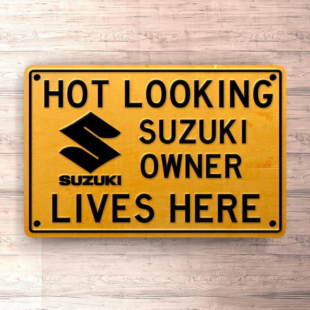 Suzuki Hot Looking Suzuki Owner Lives Here Skilte, Musemåtte, Dørmåtte-Skilte-Suzuki-Garage Culture Shop- garage - man cave - merchandise
