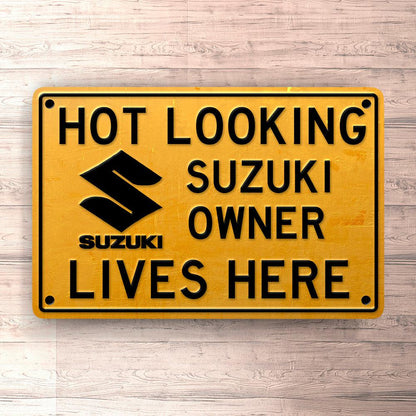 Suzuki Hot Looking Suzuki Owner Lives Here Skilte, Musemåtte, Dørmåtte-Skilte-Suzuki-Garage Culture Shop- garage - man cave - merchandise