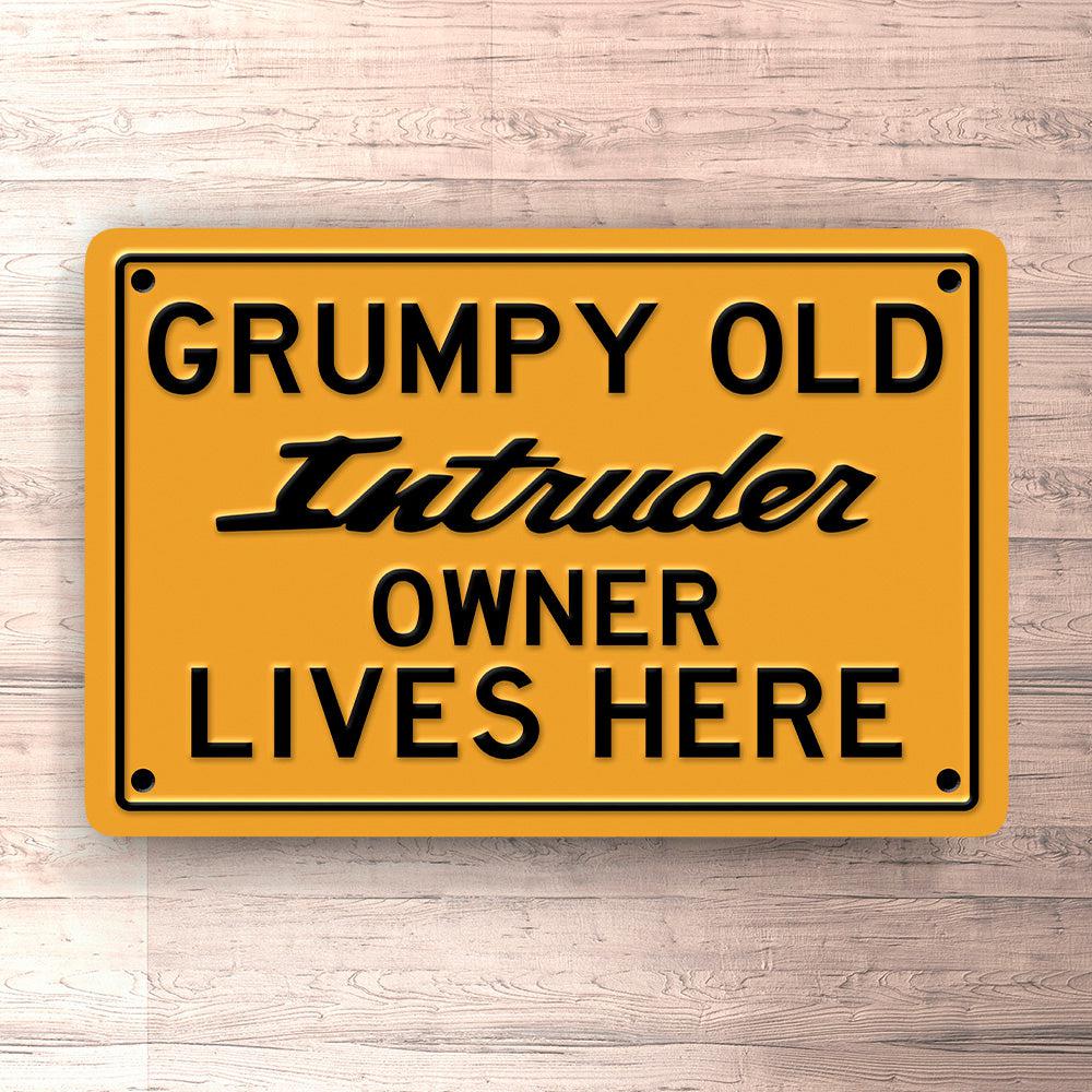 Suzuki Intruder Grumpy Old Suzuki Intruder Owner Lives Here Skilte, Musemåtte, Dørmåtte , Plakat-Skilte-Suzuki-Garage Culture Shop- garage - man cave - merchandise