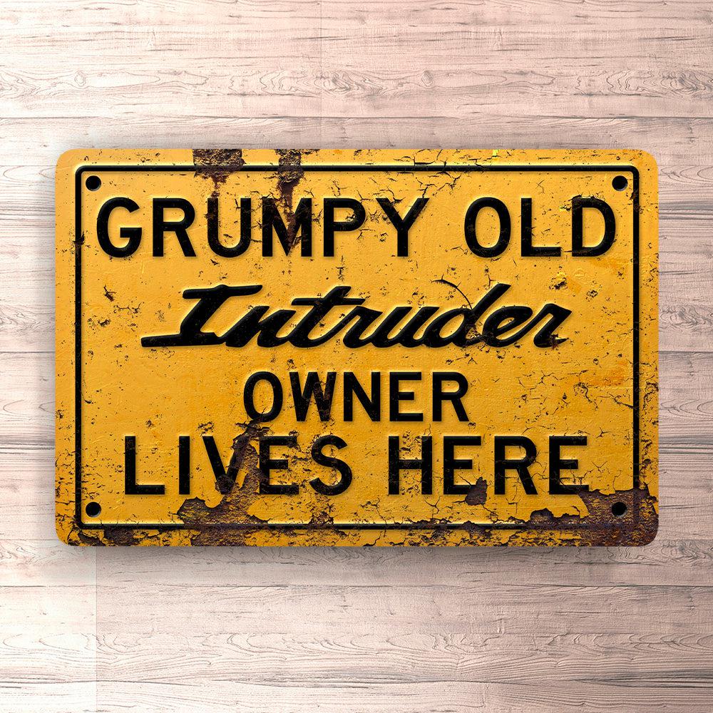 Suzuki Intruder Grumpy Old Suzuki Intruder Owner Lives Here Skilte, Musemåtte, Dørmåtte , Plakat-Skilte-Suzuki-Garage Culture Shop- garage - man cave - merchandise