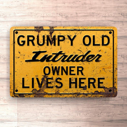 Suzuki Intruder Grumpy Old Suzuki Intruder Owner Lives Here Skilte, Musemåtte, Dørmåtte , Plakat-Skilte-Suzuki-Garage Culture Shop- garage - man cave - merchandise